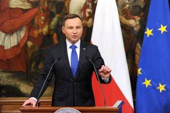 Polonia, Duda presenta riforma per vietare adozione a coppie gay Polonia, Duda presenta riforma per vietare adozione a coppie gay